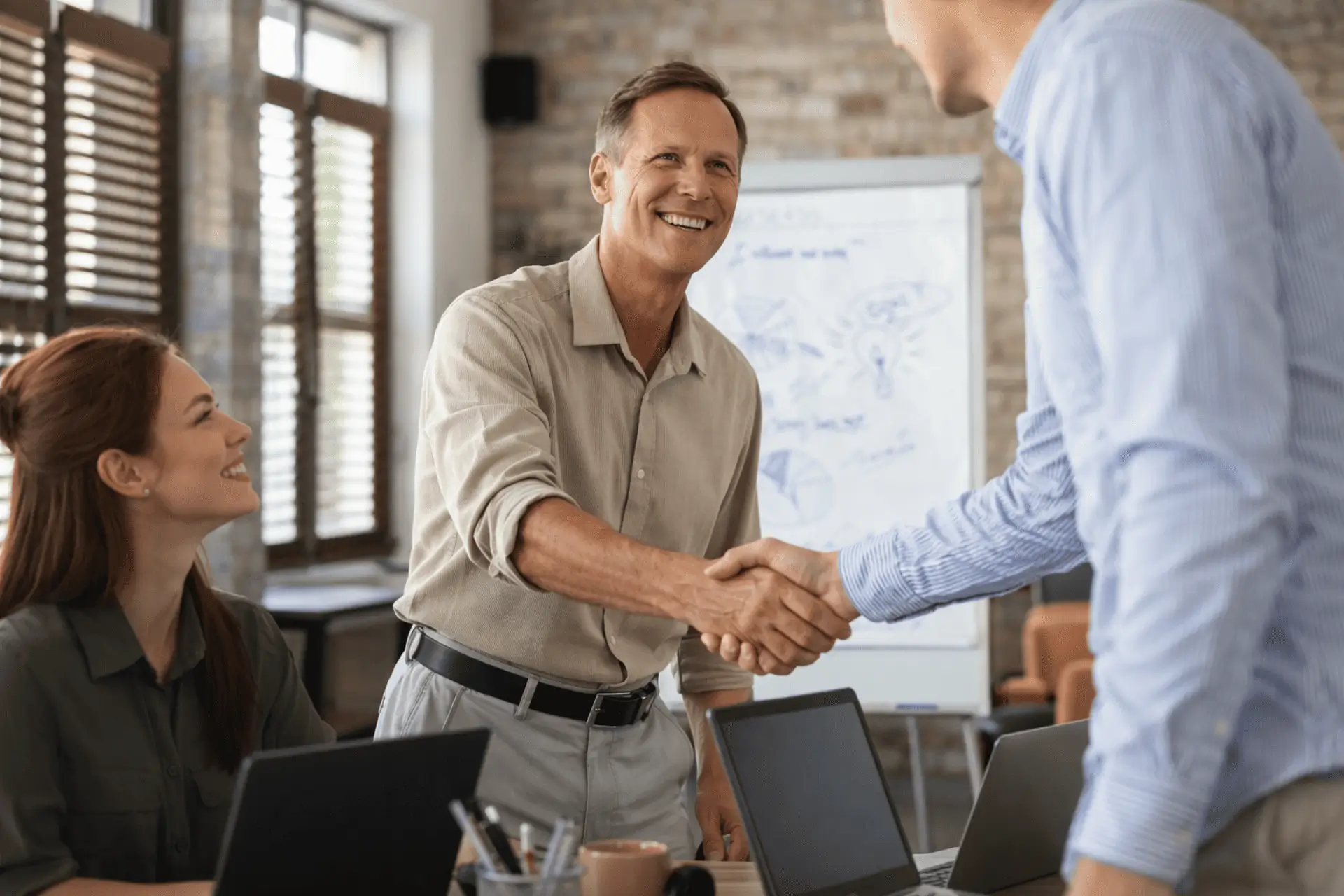 Poslovni partnerji si podajo roko – uspešno sodelovanje in dogovor