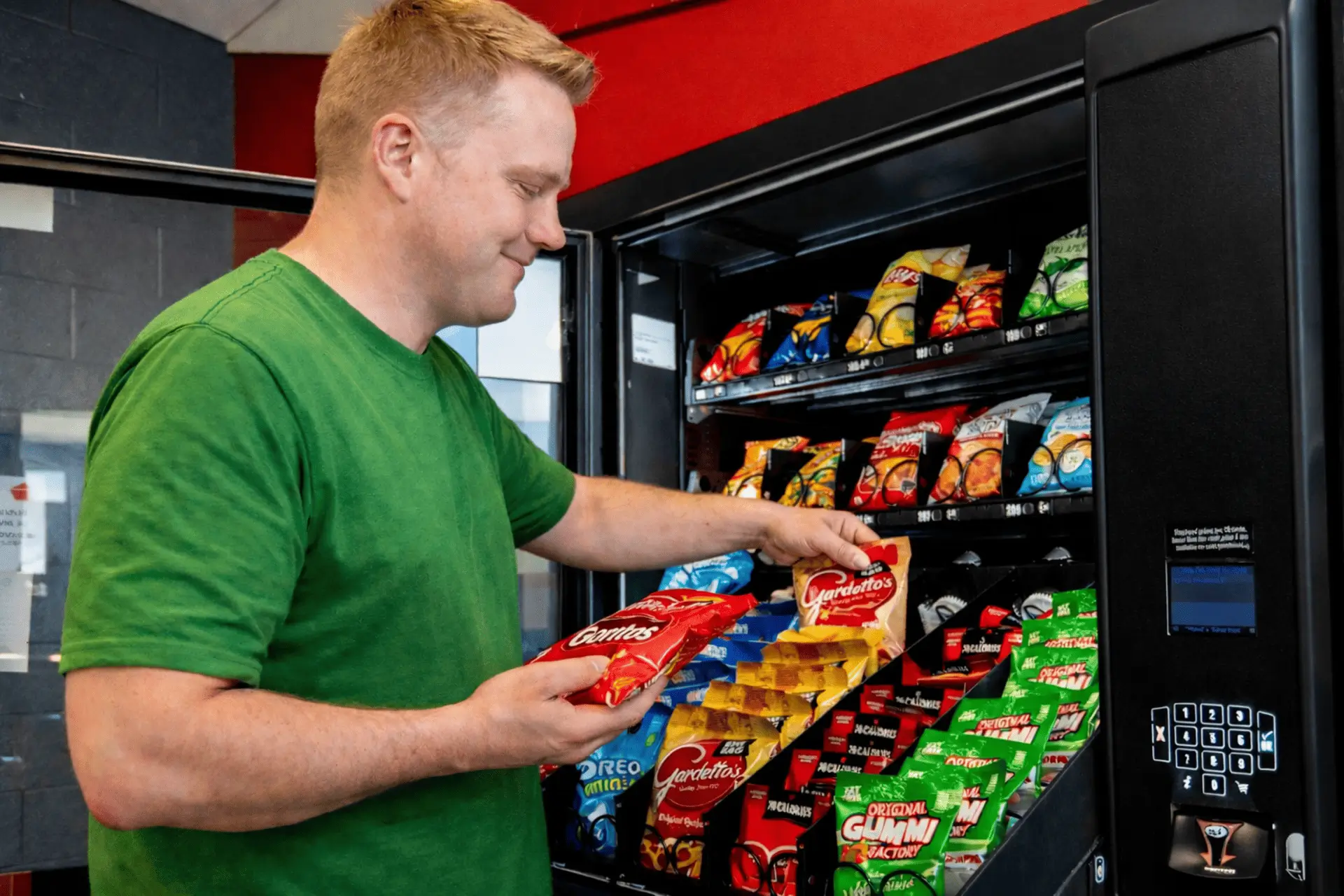 Moški polni avtomat s prigrizki in pijačami